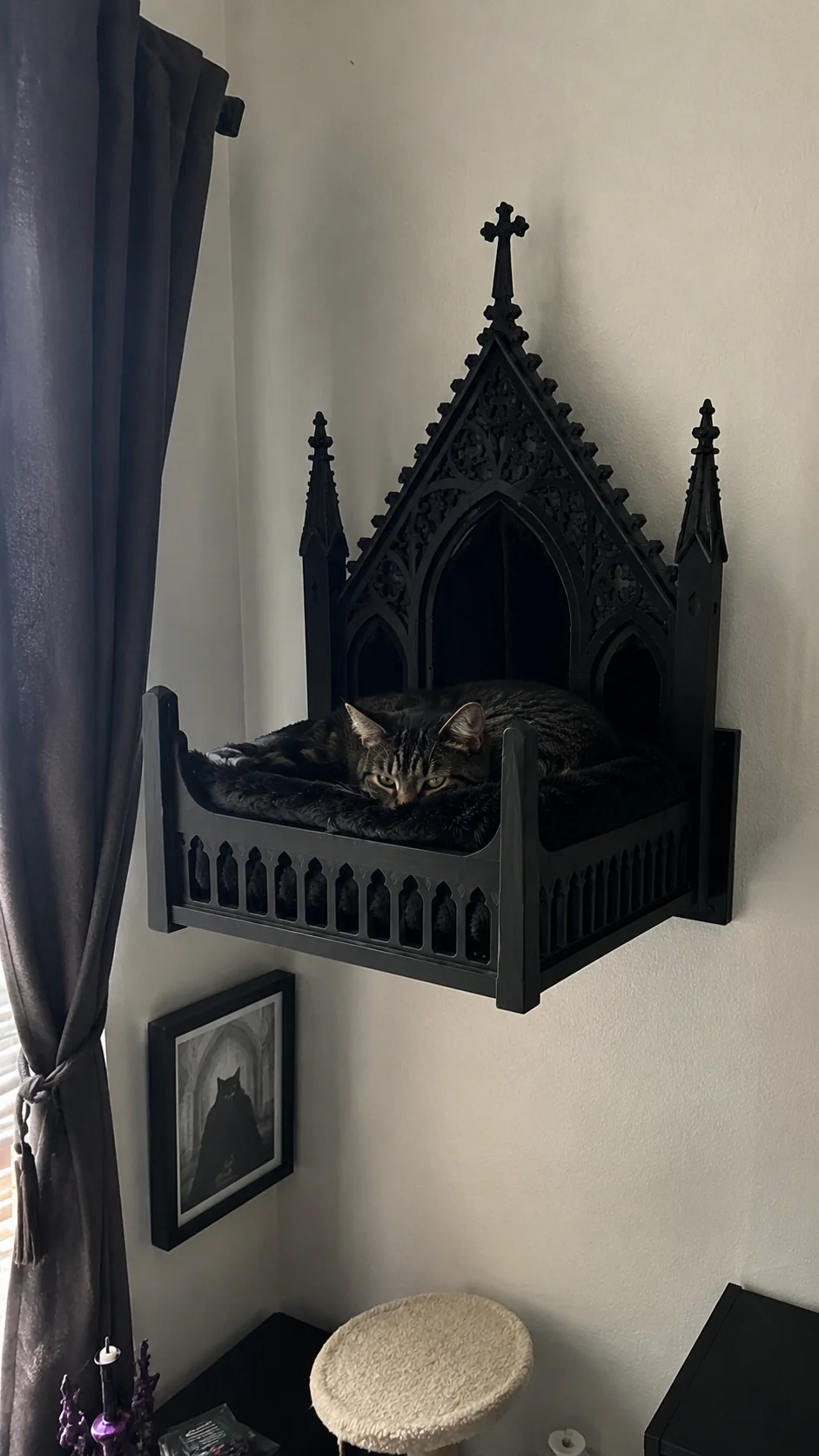 🖤 Gothic Wall‑Mounted Cat Bed – Cozy Elevated Hideaway for Your Feline Friend